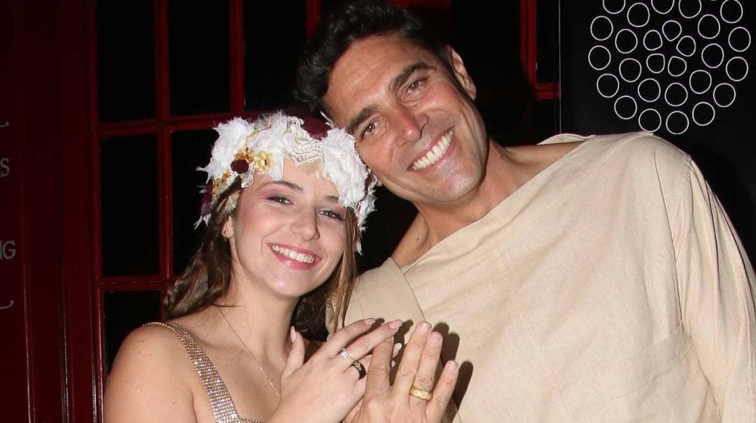 Las fotos del compromiso de Matías Alé y su novia: de los anillos de madera al particular código de vestimenta