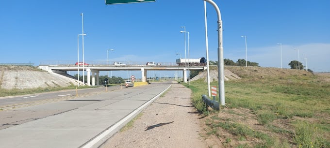 Piden que Vialidad repare luminarias y el pavimento en la zona del Puente Naranja