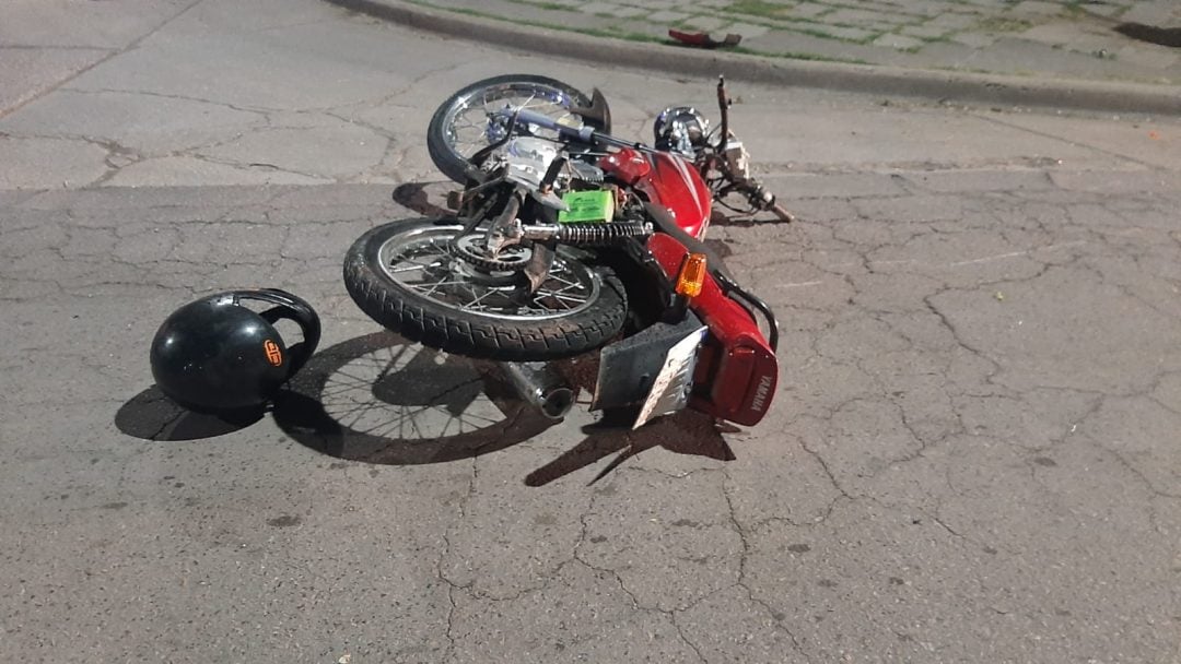 Un motociclista murió tras chocar contra un poste