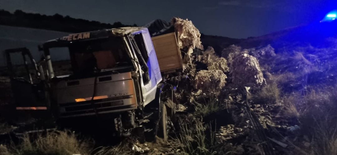 Un camión se despistó y volcó su carga cerca del dique Paso de las Piedras