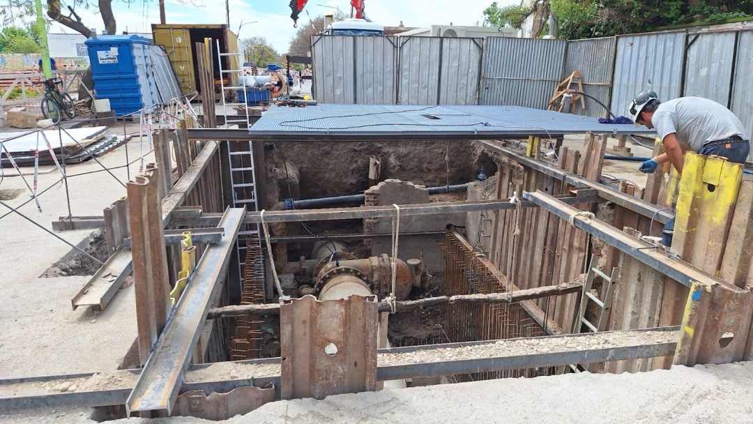 Un acueducto clave para la ciudad y una calle cortada hace más de 90 días