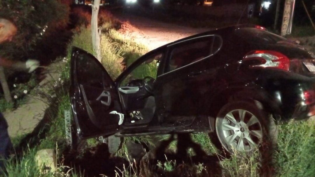 Manejaba borracho y terminó con el auto en una zanja