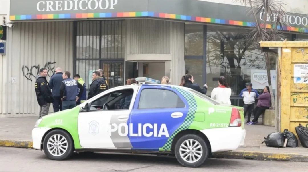 Millonario robo a un banco en La Plata: los delincuentes rompieron un vidrio y se escaparon con bolsas llenas de dinero