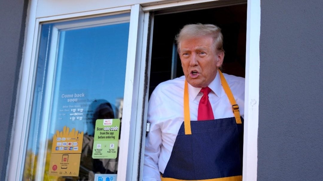 Donald Trump hizo campaña en un local de comida rápida: atendió pedidos e hizo papas fritas