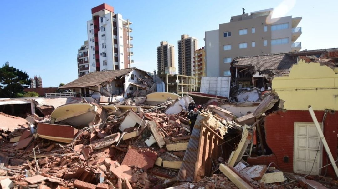 Derrumbe en Villa Gesell: encontraron el cuerpo sin vida de una mujer entre los escombros