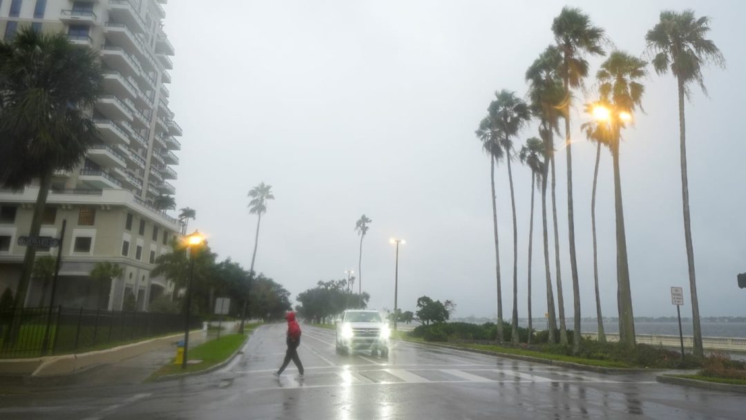 Alerta por el huracán Milton: aeropuertos colapsados y familias desesperadas por abandonar la zona de peligro