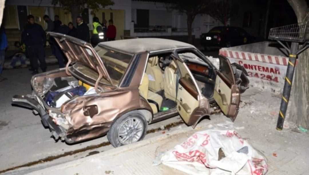 Ex policía condenado por circular en auto, a contramano, chocar tres autos y un contenedor