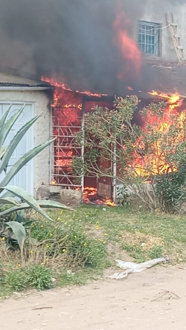 Una persona asistida tras el incendio que afecto por completo una vivienda