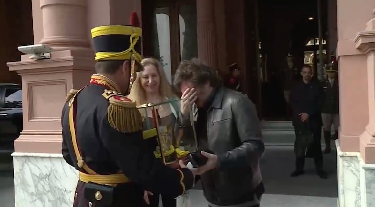 El llanto de Javier Milei al recibir un regalo del Regimiento de Granaderos a Caballo: “No lo merezco”