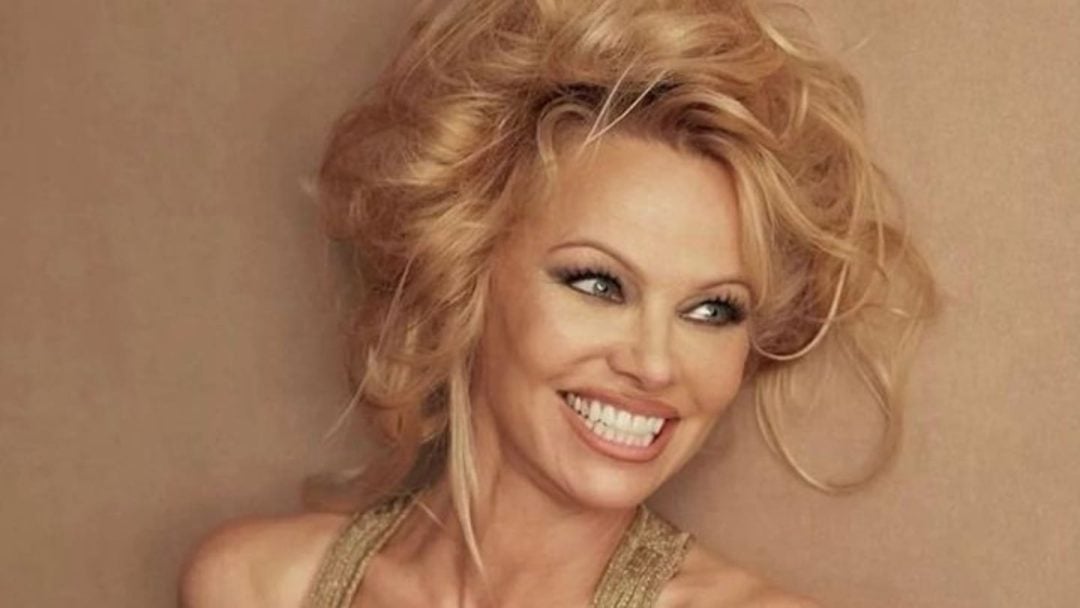 Pamela Anderson se mostró irreconocible a los 57 años durante una gala y posó sin nada de maquillaje