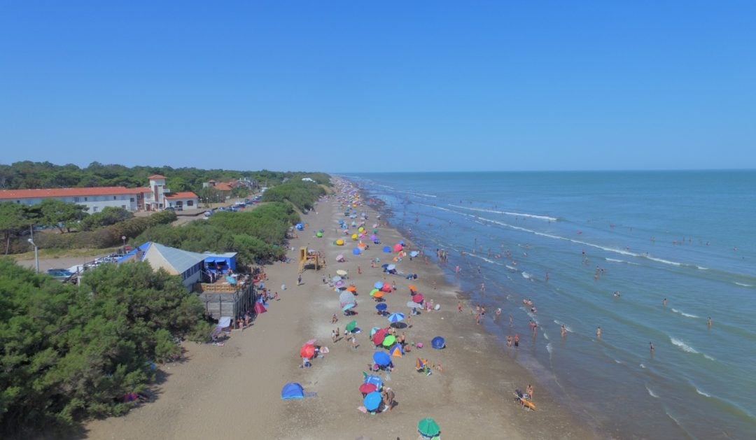 Buscan poner nuevos límites al tránsito de vehículos en la playa de Pehuen Co