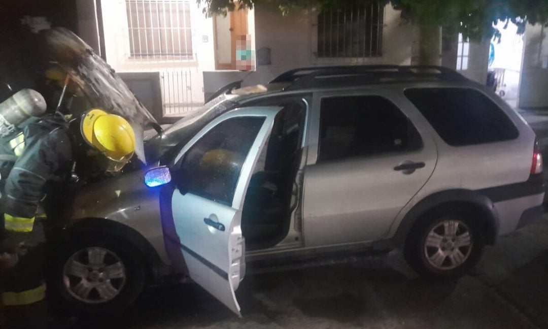 Se investiga un incendio intencional de un auto