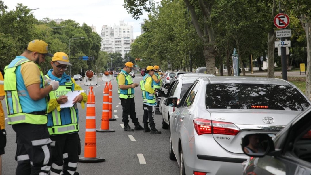 De cuánto es ahora la multa por pasar un semáforo en rojo en la Ciudad y la Provincia de Buenos Aires