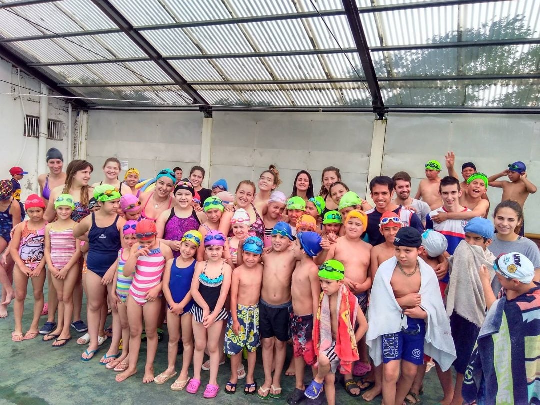 “Todos al Agua”: un taller que brinda oportunidades a niños y jóvenes para aprender a nadar