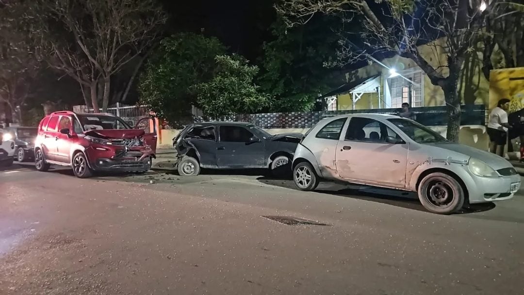 Chocó contra dos autos tras el perder el control en Zapiola al 800