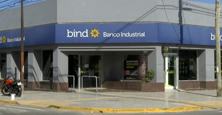 Un jubilado enfrenta irregularidades bancarias y encontró apoyo en OMIC