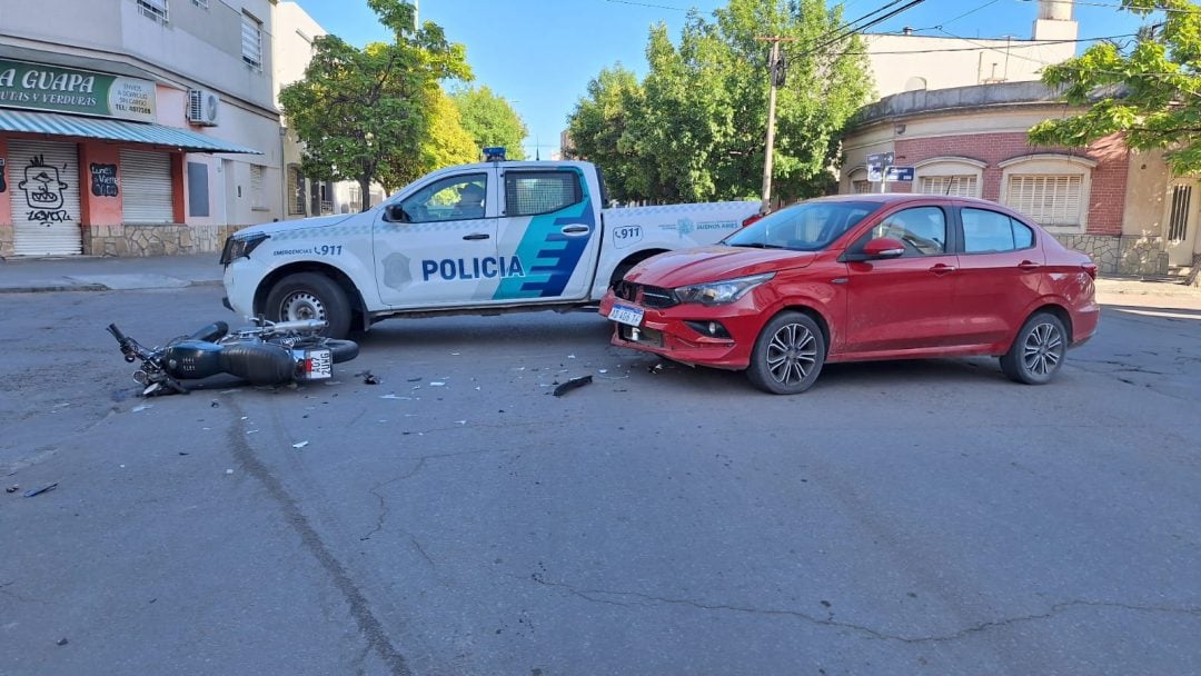 Iba al velorio de su mamá y una moto pasó en rojo y lo chocó