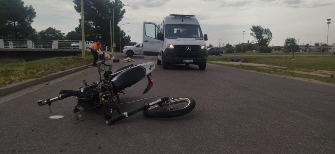 Un motociclista fue trasladado en código rojo tras un fuerte choque a metros del canal Maldonado