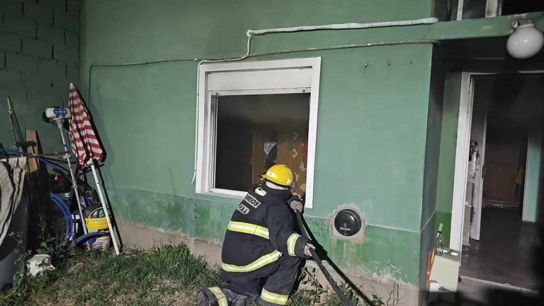 Incendio en una vivienda ocasionó pérdidas totales en una habitación