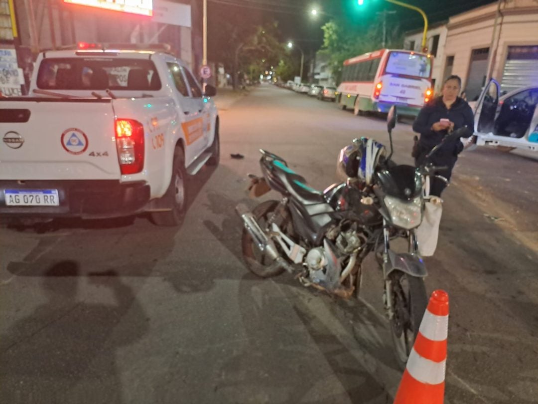 Un motociclista alcoholizado chocó contra un colectivo