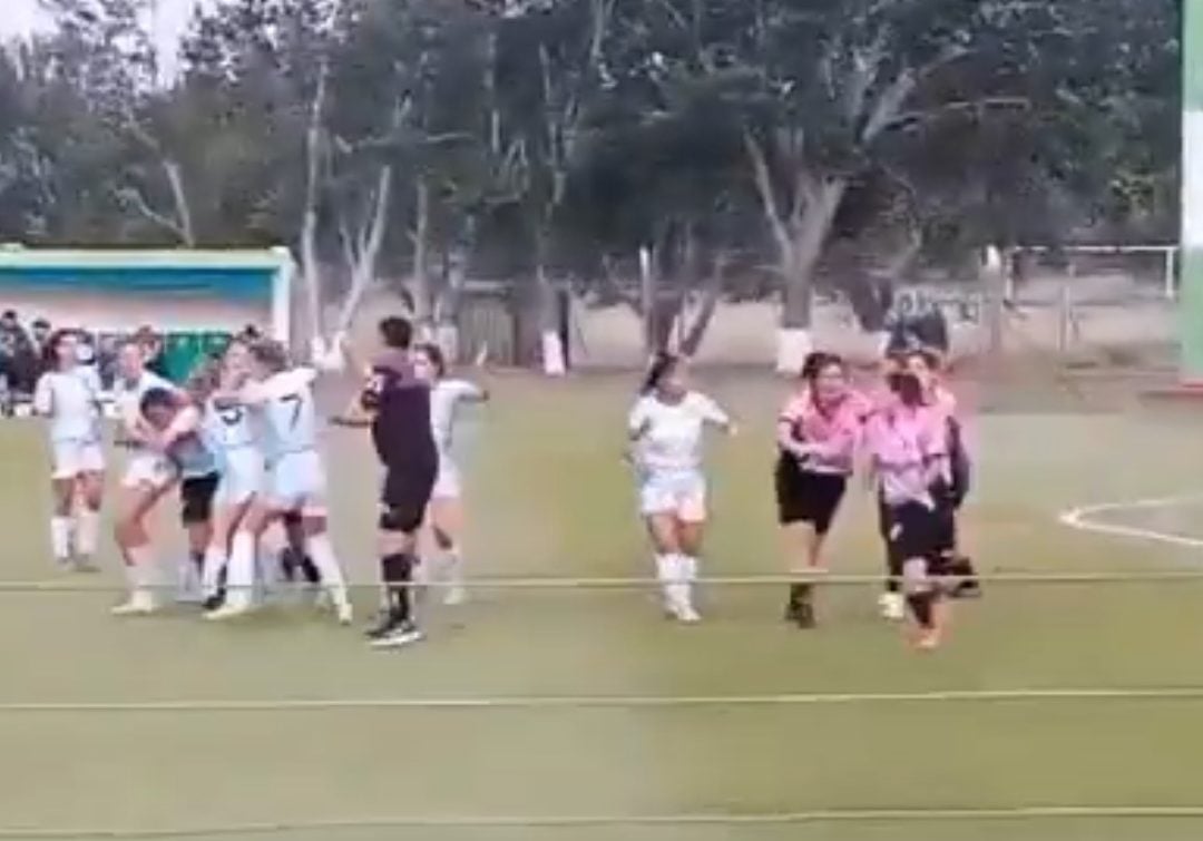 Salvaje agresión en el futbol femenino: Siete chicas contra una. “Que busquen abogados”