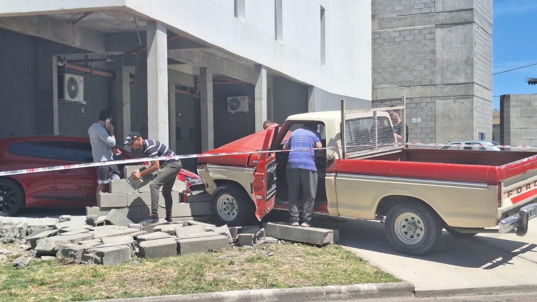 Impactante accidente: conductor pierde el control por un síncope y termina incrustado en un paredón