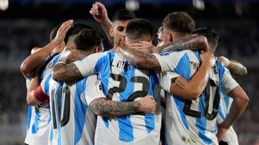 La Selección argentina tendrá a Lionel Messi, Lautaro Martínez y Julián Álvarez como titulares ante Paraguay