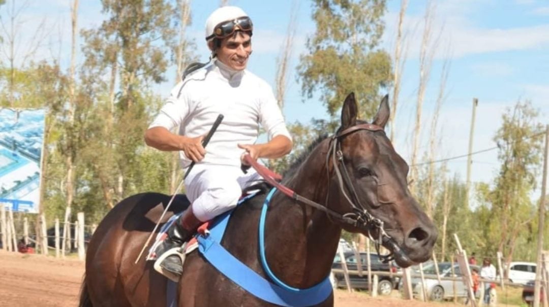 Conmoción en el deporte: murió un jockey de 34 años después de que su caballo se le cayera encima