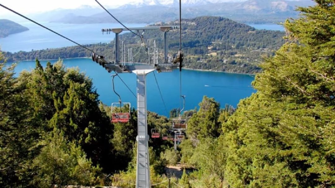 Un turista español se descompensó cuando bajaba de una aerosilla en Bariloche y murió frente a su esposa