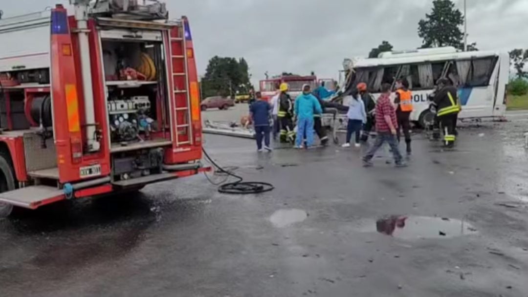 4 policías de perdieron fallecieron tras un choque entre un colectivo de traslados y un camión cisterna