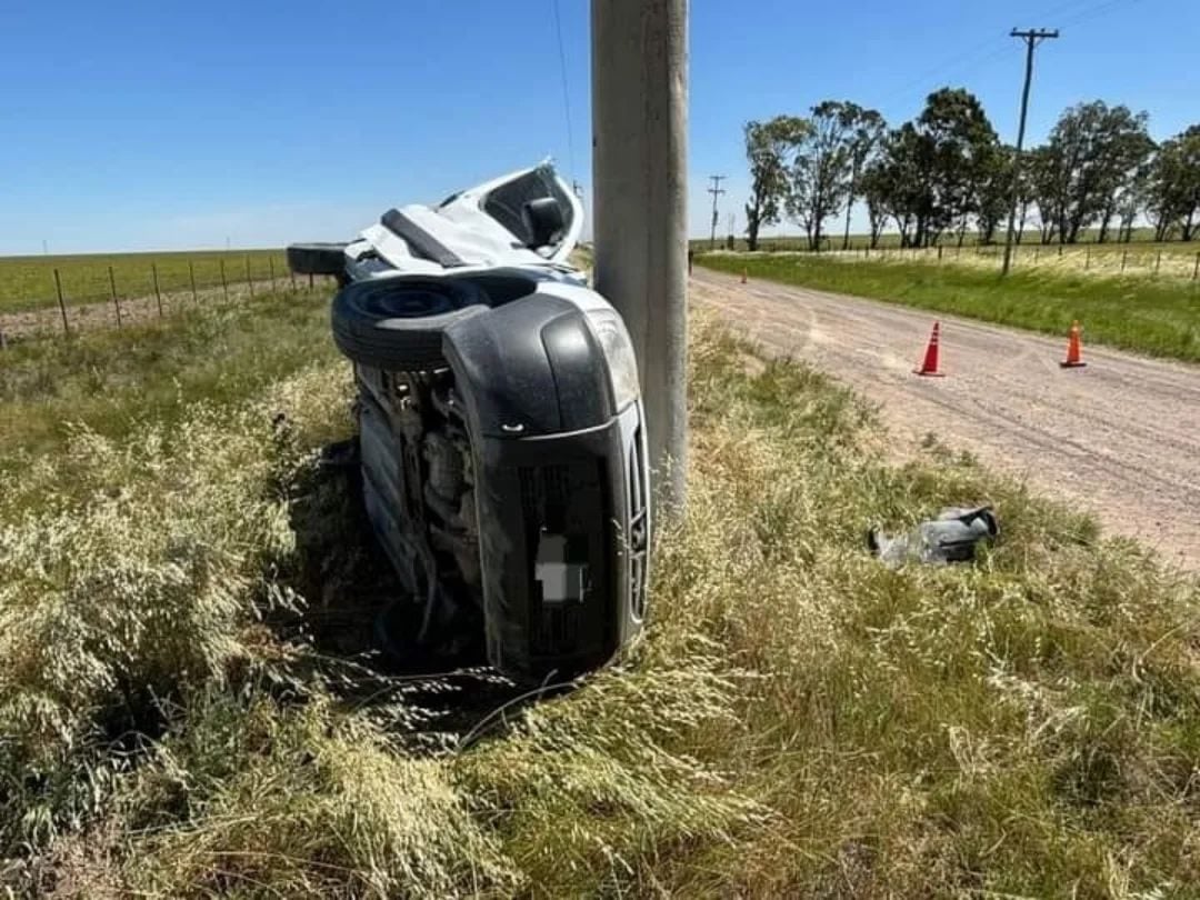 Choque y vuelco en el ingreso a la localidad de Stroeder