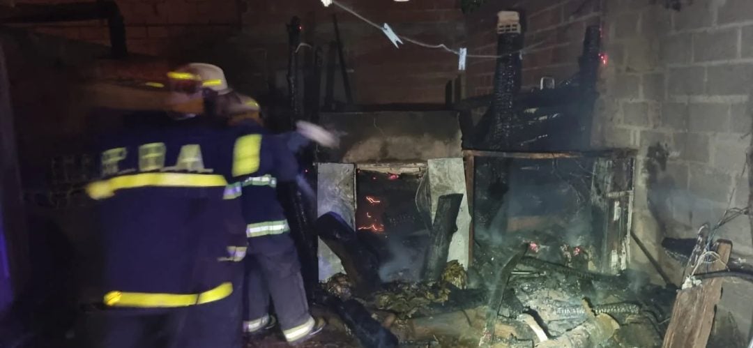 Incendio en una vivienda dejó daños en dos vehículos y un vecino asistido por inhalación de humo