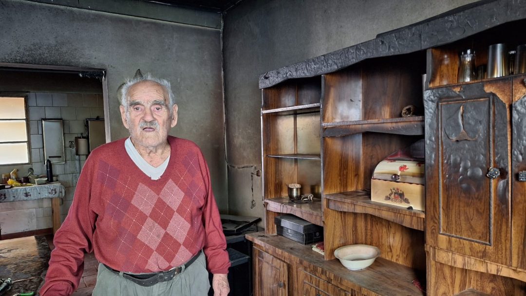 Incendio en una vivienda: un hombre de 92 años escapó saltando por la ventana