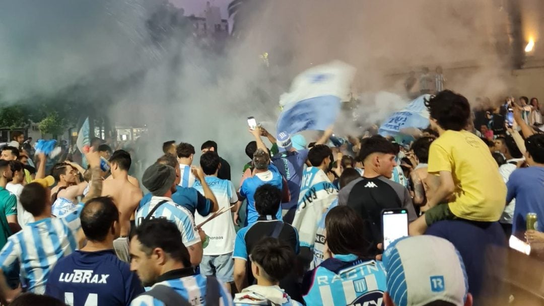 Los hinchas de Racing en Bahía festejaron el título de la Copa Sudamericana