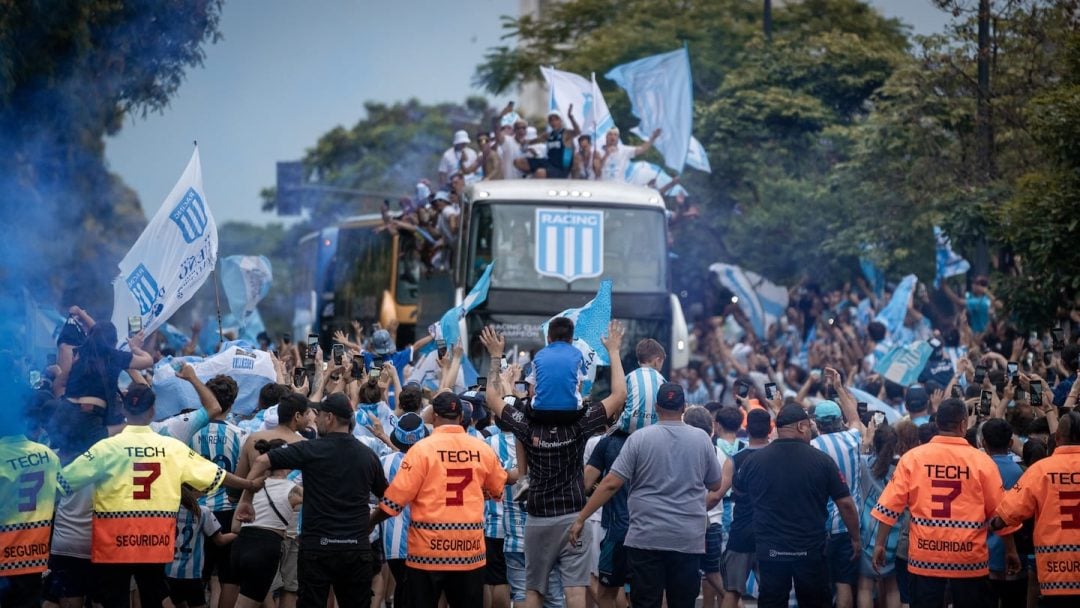 Racing campeón de la Copa Sudamericana: miles de hinchas recibieron al plantel en el Obelisco y el Cilindro