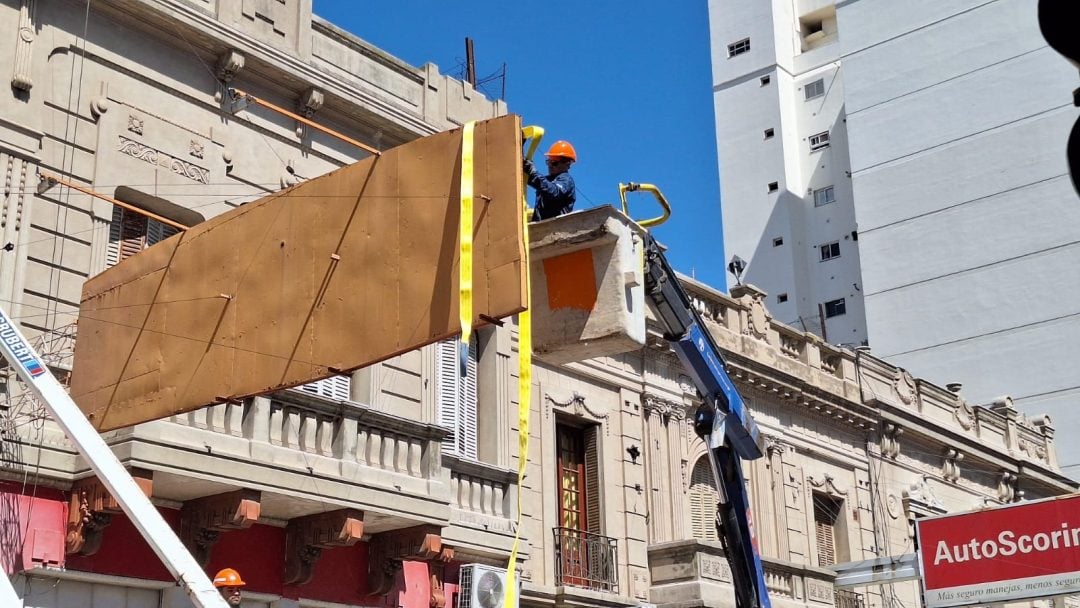 Retiran los carteles del centro: personal municipal trabaja en San Martín al 300