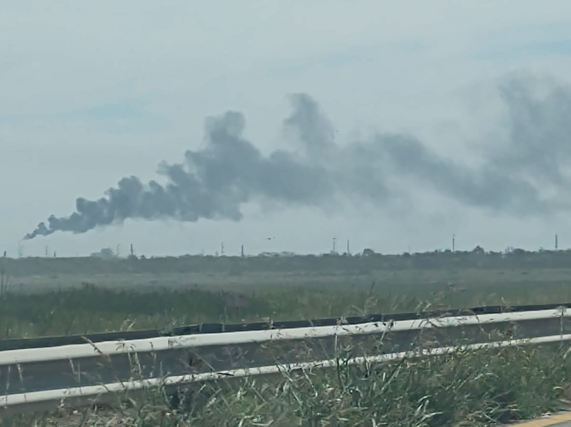 Parada de planta en compañía MEGA generó humo negro sobre White y Bahía Blanca