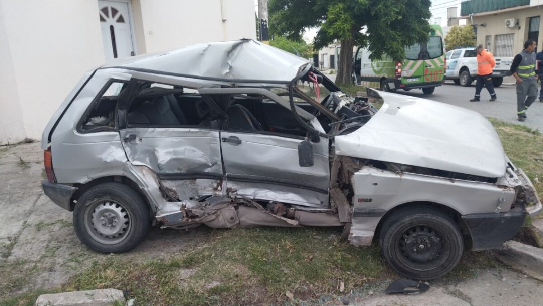 Un hombre fue hospitalizado tras un fuerte choque en barrio Noroeste