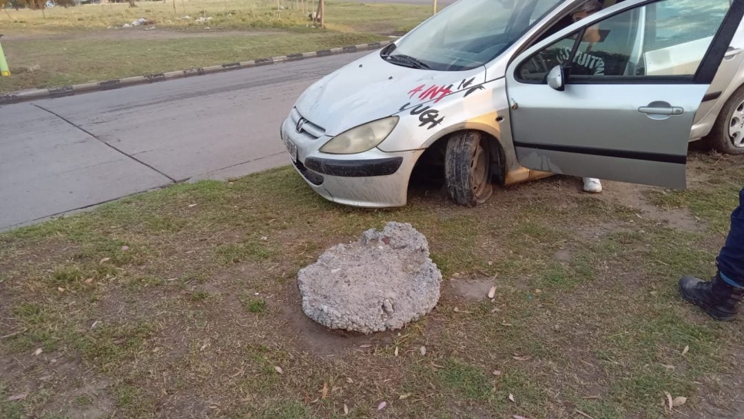 Alcoholizado terminó con el auto arriba de la rotonda