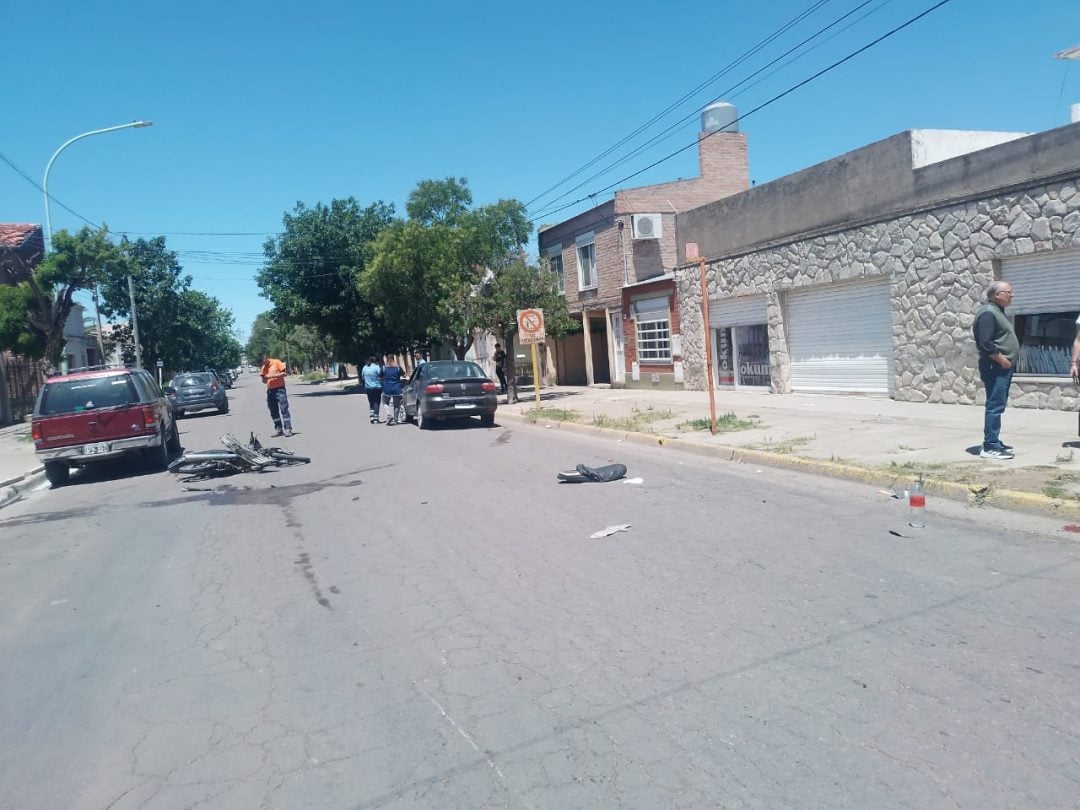 Un motociclista sufrió graves heridas tras un choque y fue trasladado de urgencia a un hospital