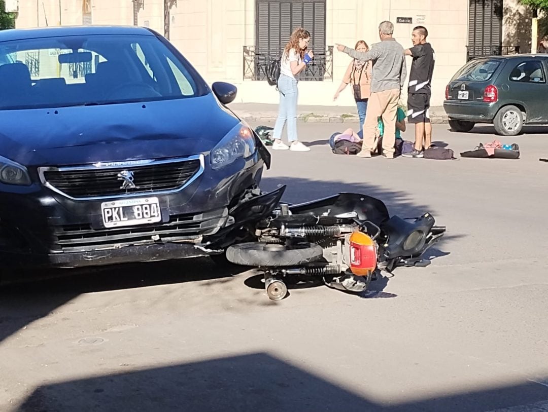 Iba en moto, fue embestida por un auto y terminó en el hospital