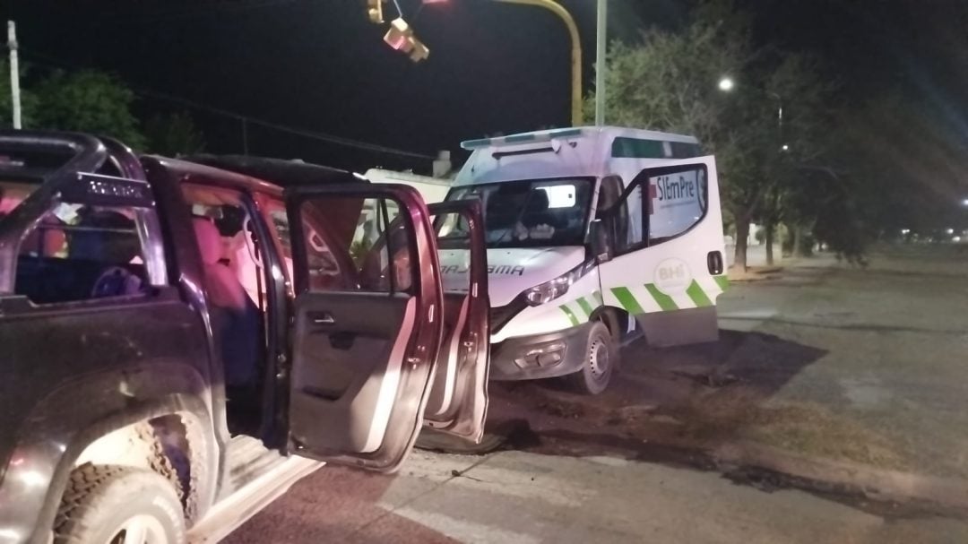 Chocó contra una ambulancia, escapó corriendo y lo detuvieron