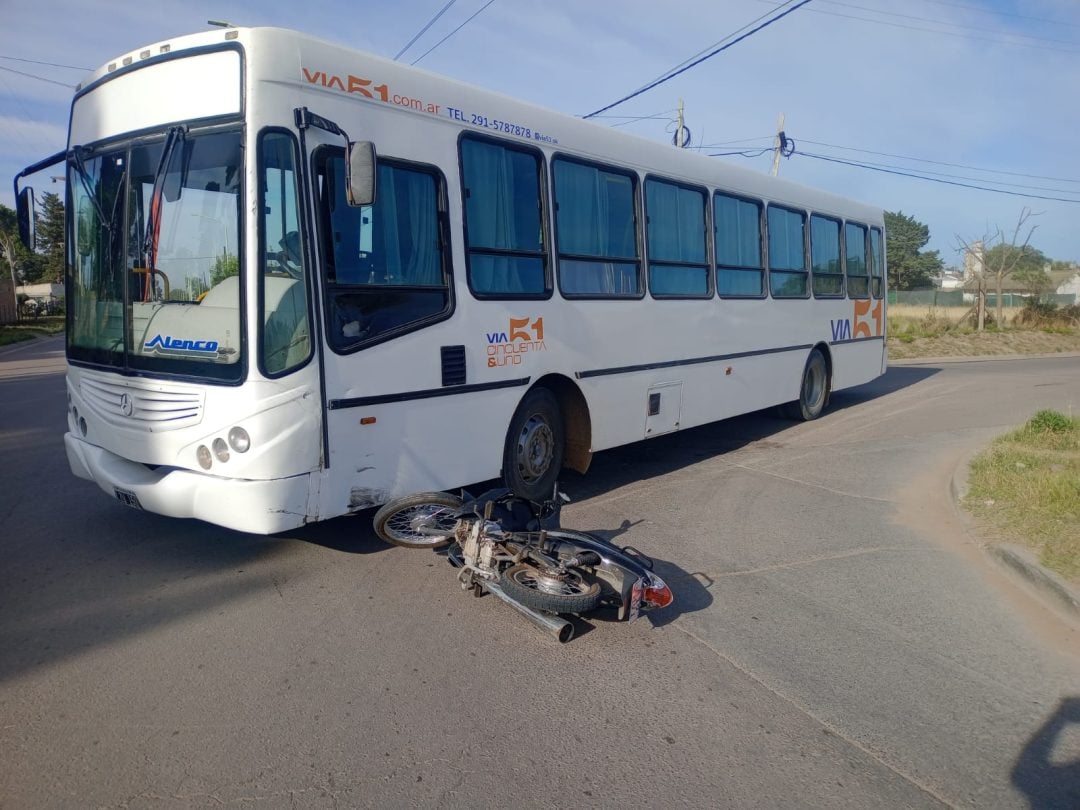 Una motociclista resultó herida tras chocar contra un colectivo