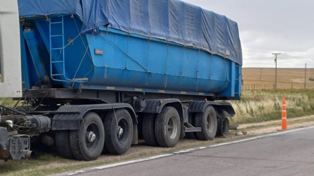 Ruta 3: un camionero murió al intentar cambiar un neumático