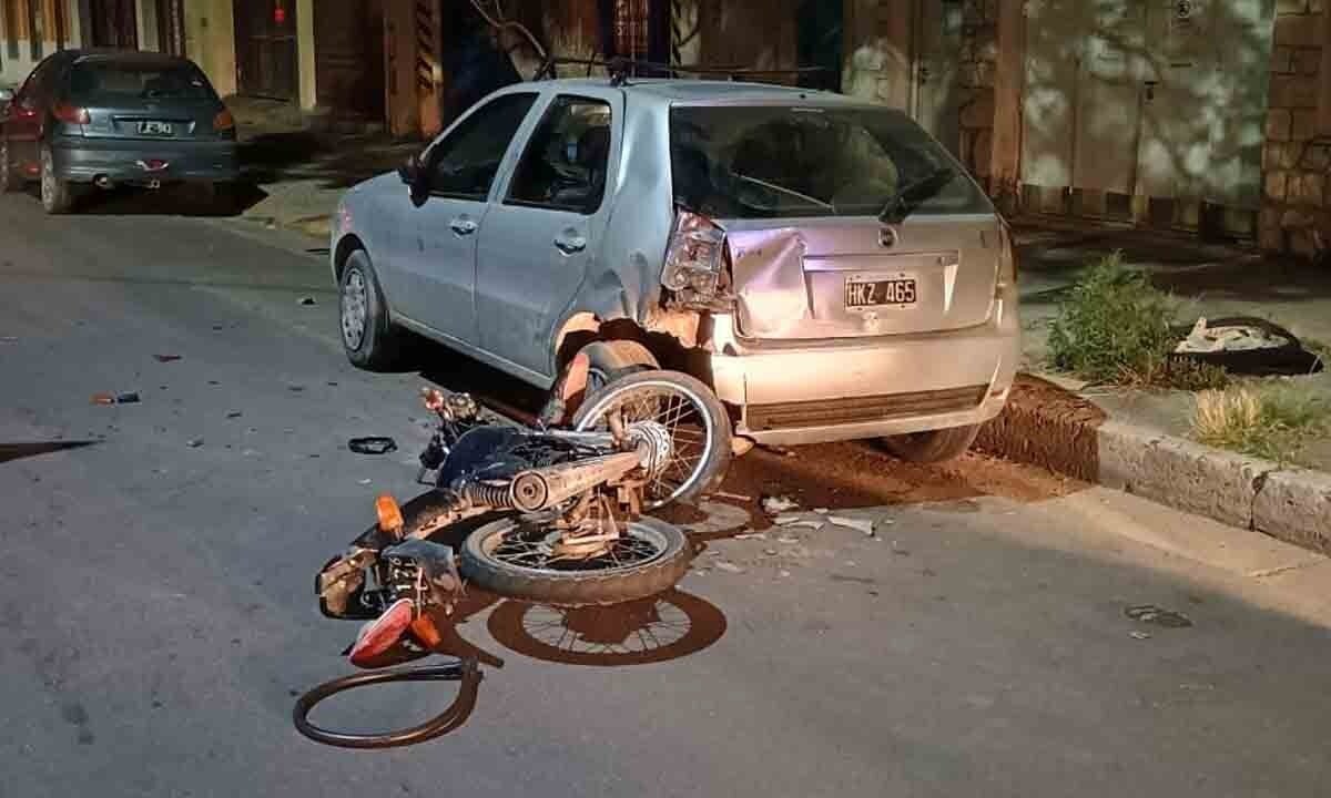 Dos motociclistas heridos tras chocar contra autos estacionados en el centro