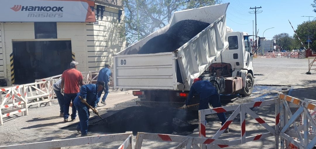 Acueducto: Asfaltan calle Brandsen y en horas habilitarán el transito vehicular