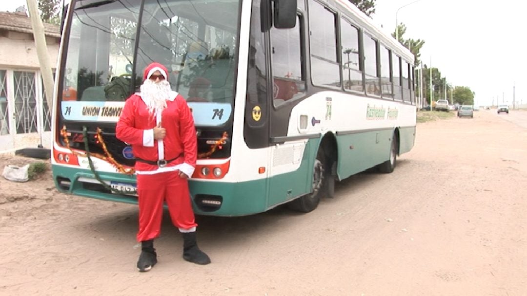 Lucas, el chofer de la 514 que cada año se viste de Papá Noel para alegrar a grandes y chicos