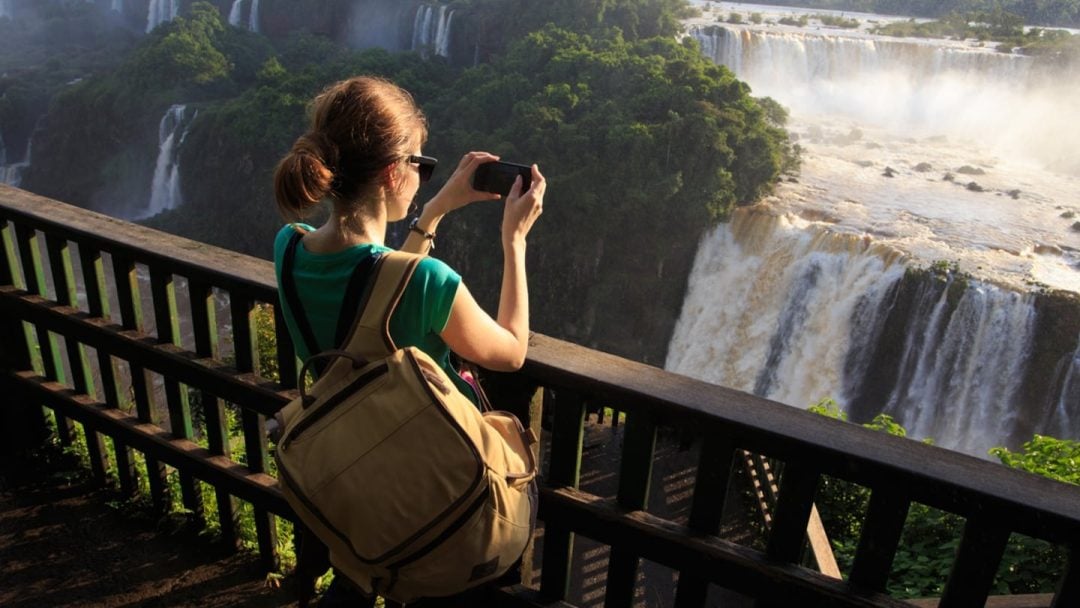 Verano 2025: cuánto dinero necesita una familia para vacacionar 15 días en Brasil, Mar del Plata o Iguazú