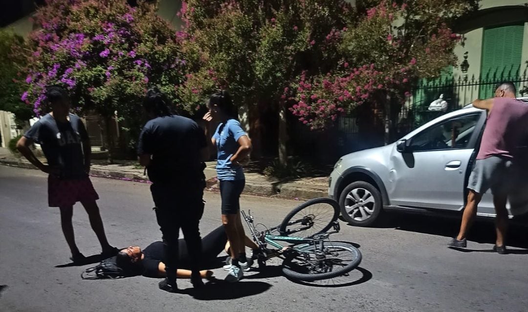 Una ciclista sufrió una herida en su ojo tras chocar contra un vehículo