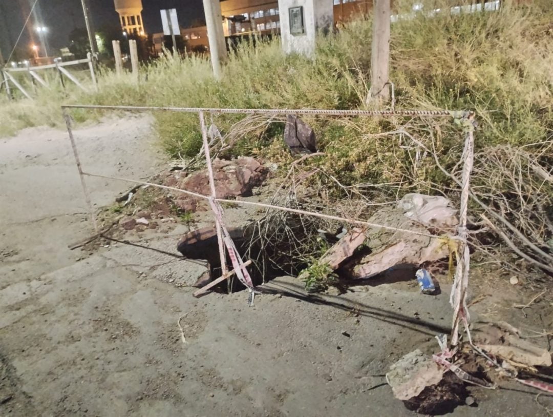 Un motociclista, que circulaba alcoholizado, cayó en una alcantarilla que no tenía tapa y terminó en el hospital